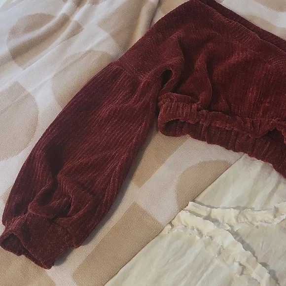 NWOT🍂 Rusty Burgundy Off-Shoulder Cropped Ribbed Sweater! - Picture 3 of 5